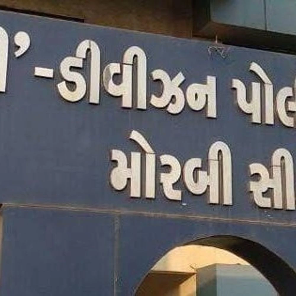 A man was caught playing online cricket gambling in Morbi: Accused arrested for betting on run-match on GT-RCB match