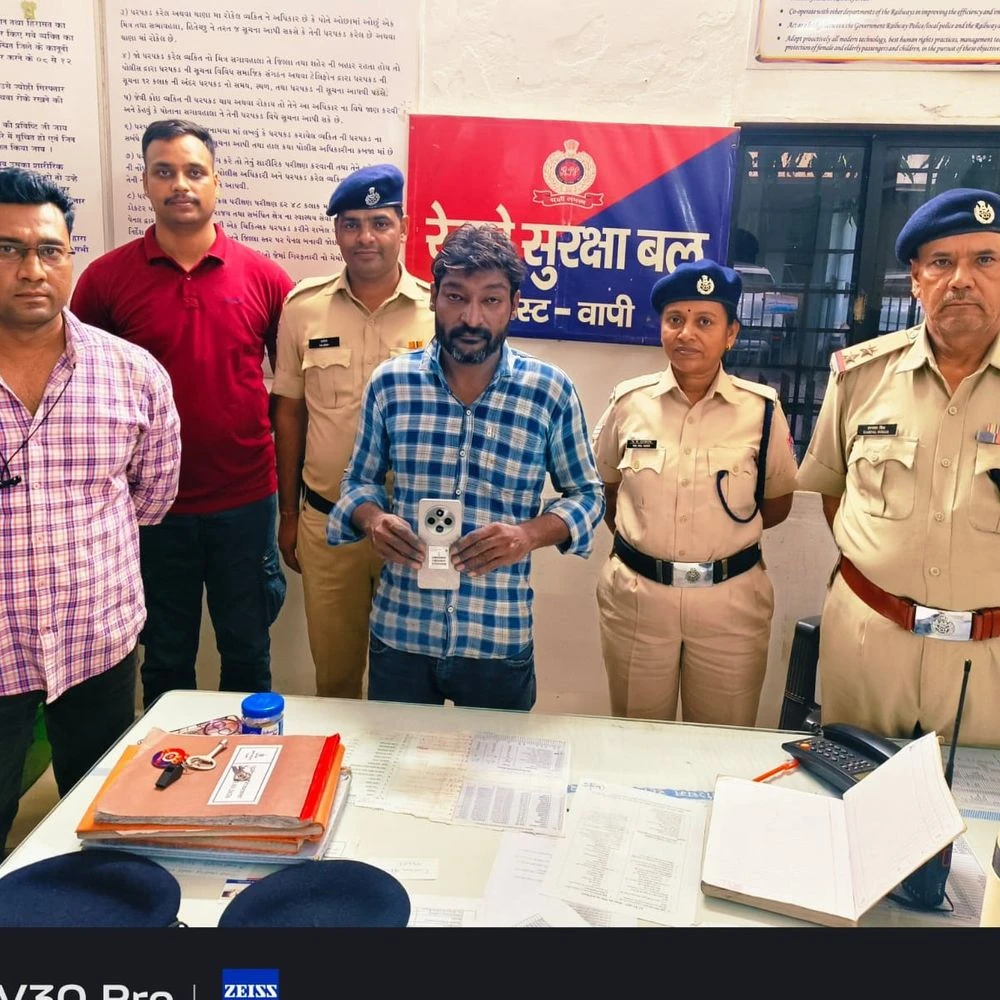 RPF action at Vapi Railway Station: Two mobile thieves nabbed under 'Operation Yatri Suraksha'