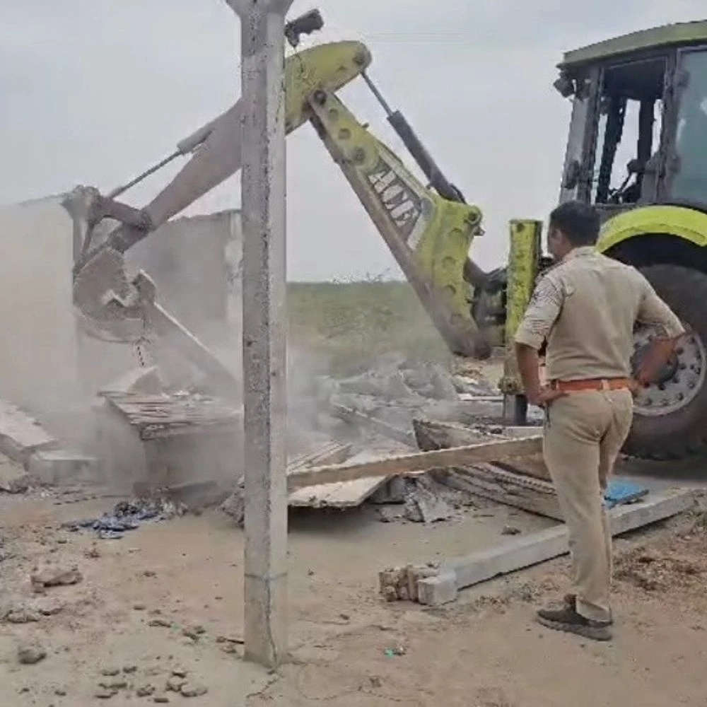 Illegal construction of notorious accused demolished: 150 sq m from Chudwa border near Gandhidham. The ground is depressurized