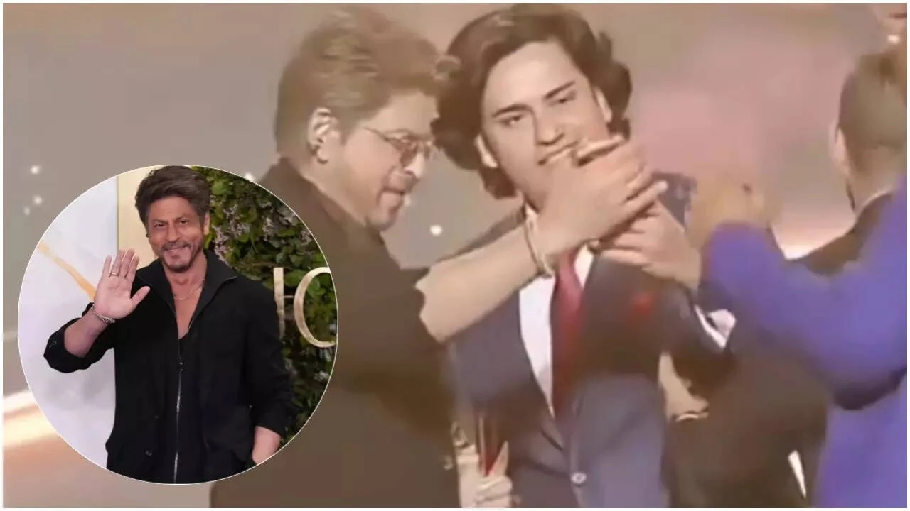 SRK takes away fan’s phone during on-stage selfie moment