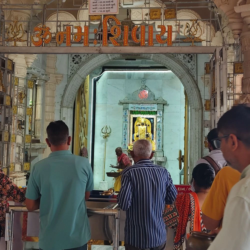 Vadodara: Prayers of 'Har Har Mahadev' and 'Om Namah Shivay' resonate with Shiva temples, devotees throng ancient temples including Kashi Vishwanath