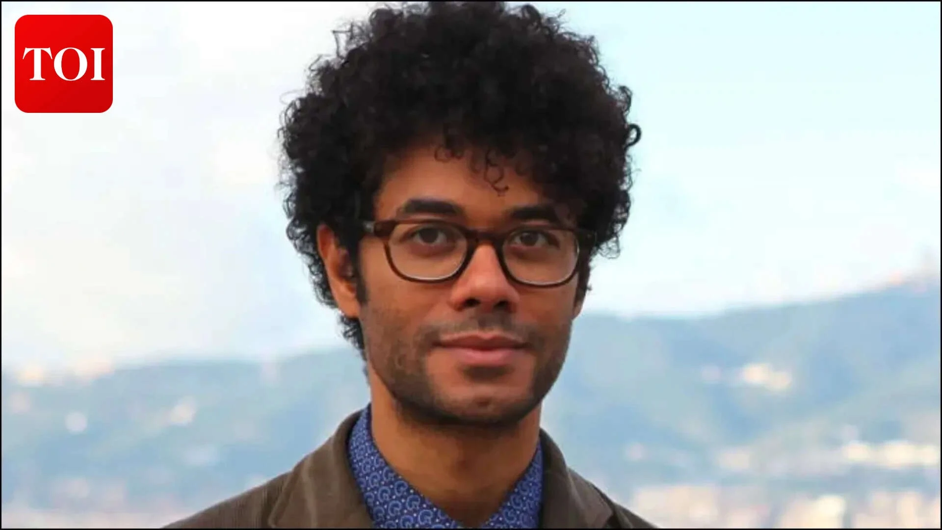 Richard Ayoade involved in a car crash in South East London