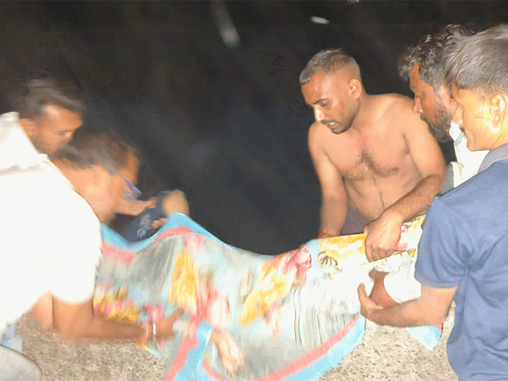 Two women employees of Gandhinagar Municipal Corporation committed suicide by jumping into a canal after calling their families.