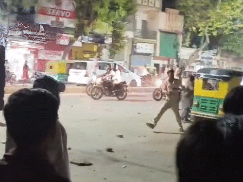 Stone pelting at night in Ranip: Two groups of the same community threw stones at each other over a common matter, the glass of parked vehicles on the road was shattered.