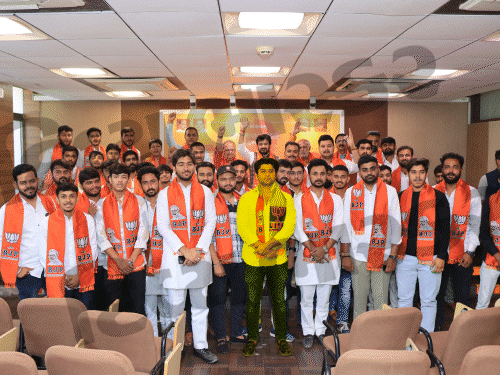 Ahmedabad: Congress workers clash over two names after Congress list was announced, ticket and photos with BJP leaders went viral even before the Congress rejoined the party.