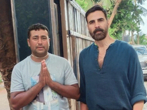 Rapido rider walked from Rajkot to Mumbai to meet Akshay: Arrived for 18 days, stayed at railway station for 1 month, took prasad at ISKCON; Finally, he met 'Khiladi Kumar'