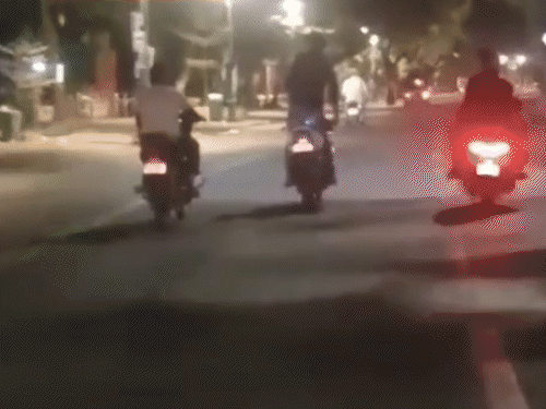 Dangerous stunt on a young man's sports bike: Police apologise for catching him by the ear; 