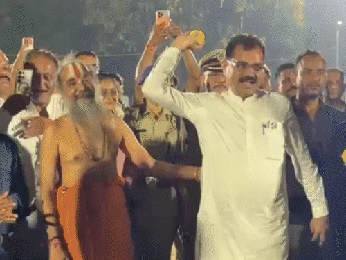 Commissioner Gehlot hits a six off MLA Dinesh Kushwaha: Jagannath Temple Mahant also bats, Police Ekta Cricket Cup begins over Rath Yatra