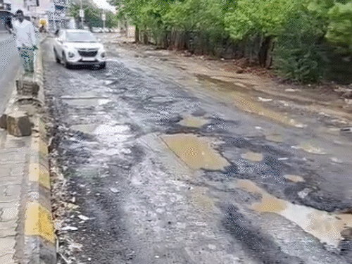 An average of 1 inch of rain in the city, the highest 4 inches in Aganj: The road was blocked near the helmet circle, the pothole on the side of the road in the operation of Chandrabhagana Nala was a danger to motorists, know where the situation was