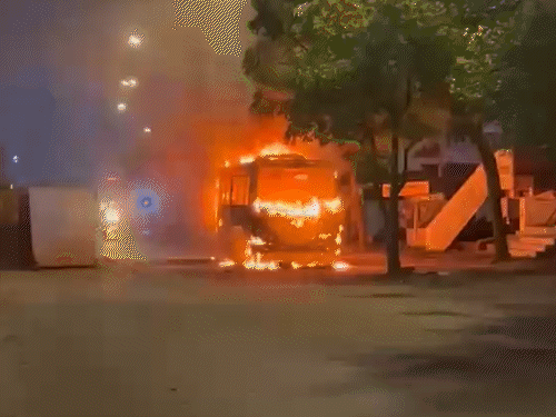 Burning Luxury Bus: Fire breaks out in CNG bus going from Sardar Estate to Khodiyarnagar with company employees, 3 rescued
