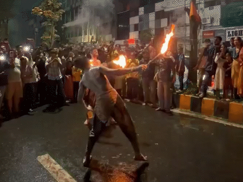 Game of fire, game of life betting: A young man who was doing a fire stunt on the arrival journey in Dasa, fortunately rescued