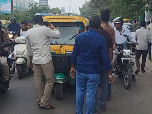 Rickshaw drivers' strike in Ahmedabad received mixed reactions on the first day. The driver said - Difficulty in running the house, I can't sleep at night