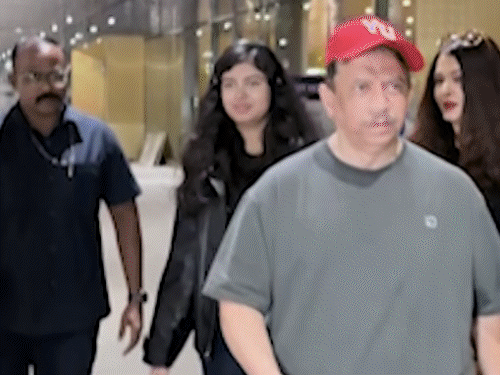 Aishwarya Rai Bachchan and Abhishek Bachchan were spotted at the airport with their daughter Aishwarya Rai Bachchan at the airport. Sunny Deol and Preity Zinta were also seen