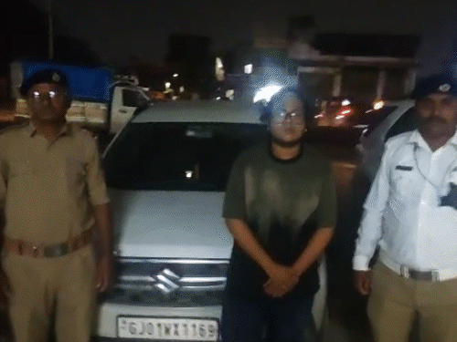 Police arrest man for stunting his friends on the bonnet of a moving car in Vasna; Were you drunk or not? An investigation is underway