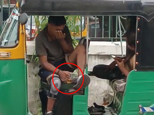 2 men sat in an auto-rickshaw in front of the police station and drank alcohol: Giving cigarettes to a child, holding his ear after being caught in Vadodara: 'Never drink again'