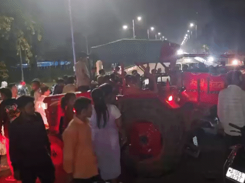 Car gets stuck between tractor and trolley due to heavy collision: Accident between car and VMC tractor descending from Lalbagh Bridge
