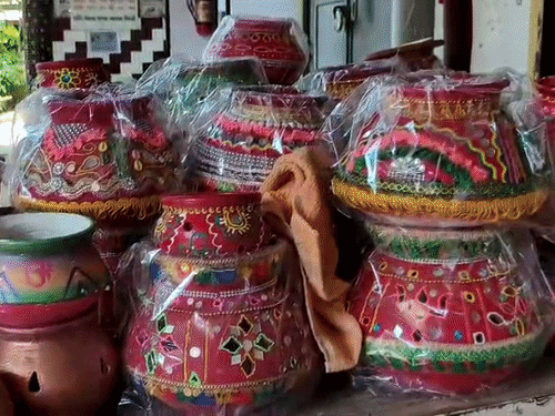Garbis depicting the importance of stars and the universe are ready: On the eve of Navratri, the Prajapati community of Vadodara has created attractive garbis, not only in India but also abroad