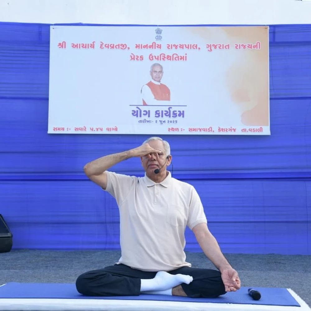 Governor takes night rest at Kesarganj Primary School: Practises yoga with students and villagers in the morning