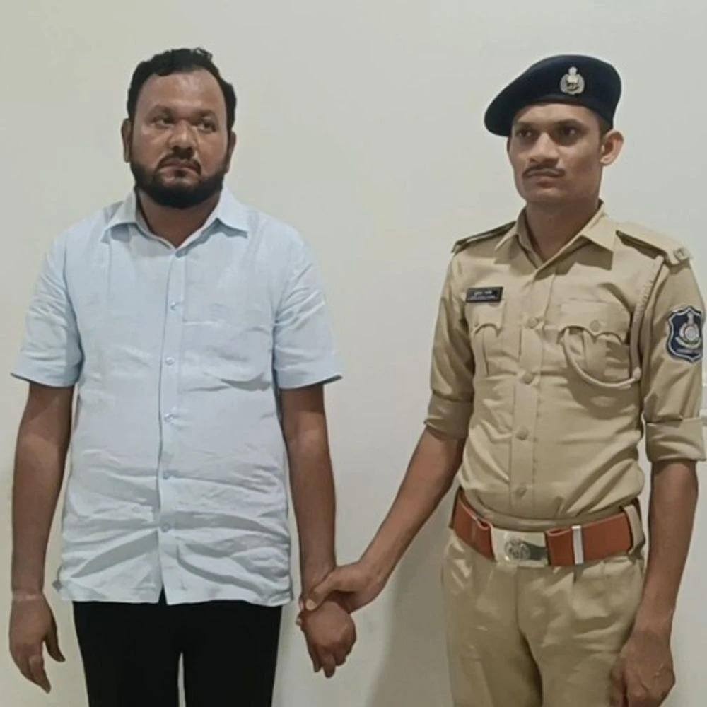 Fake FCI Director Caught With 7 Books: Luring Luxury Cars, Luxurious Bungalows With 'VIP Quota' Jobs, Showing Letter Pads Of Companies Including ONGC Swindled Rs 68 Lakh