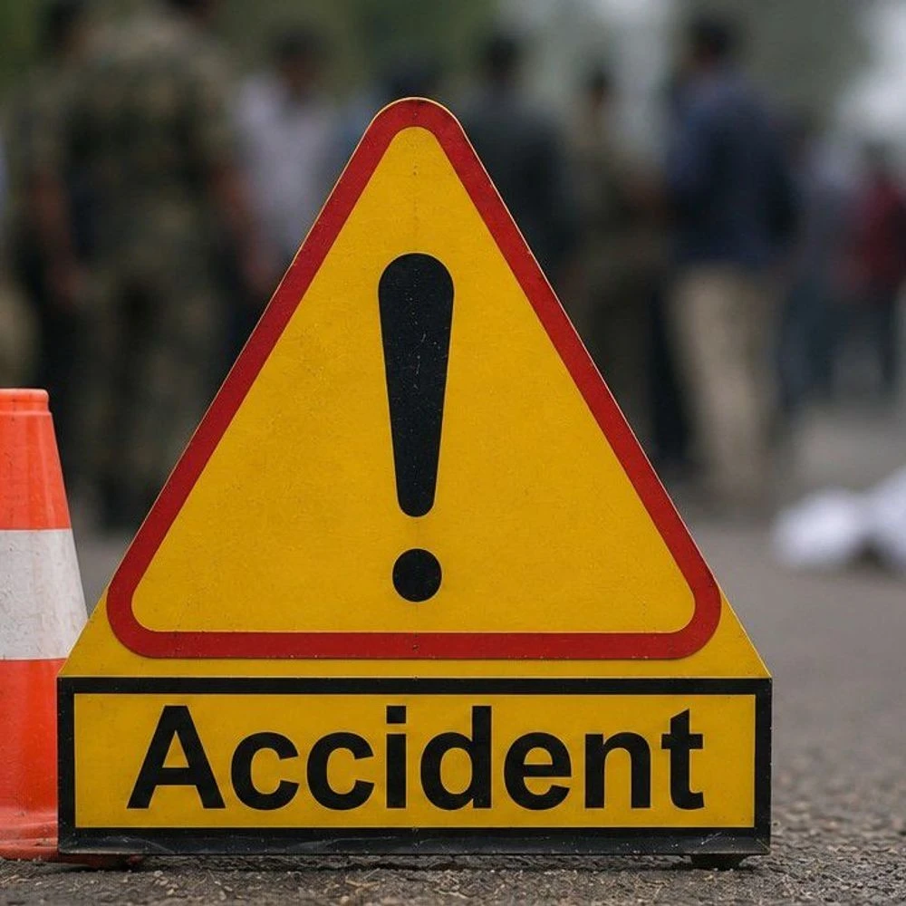 Elderly man dies in road accident: Car driver hits road from Indira Bridge to Hansol, dies while undergoing treatment at hospital