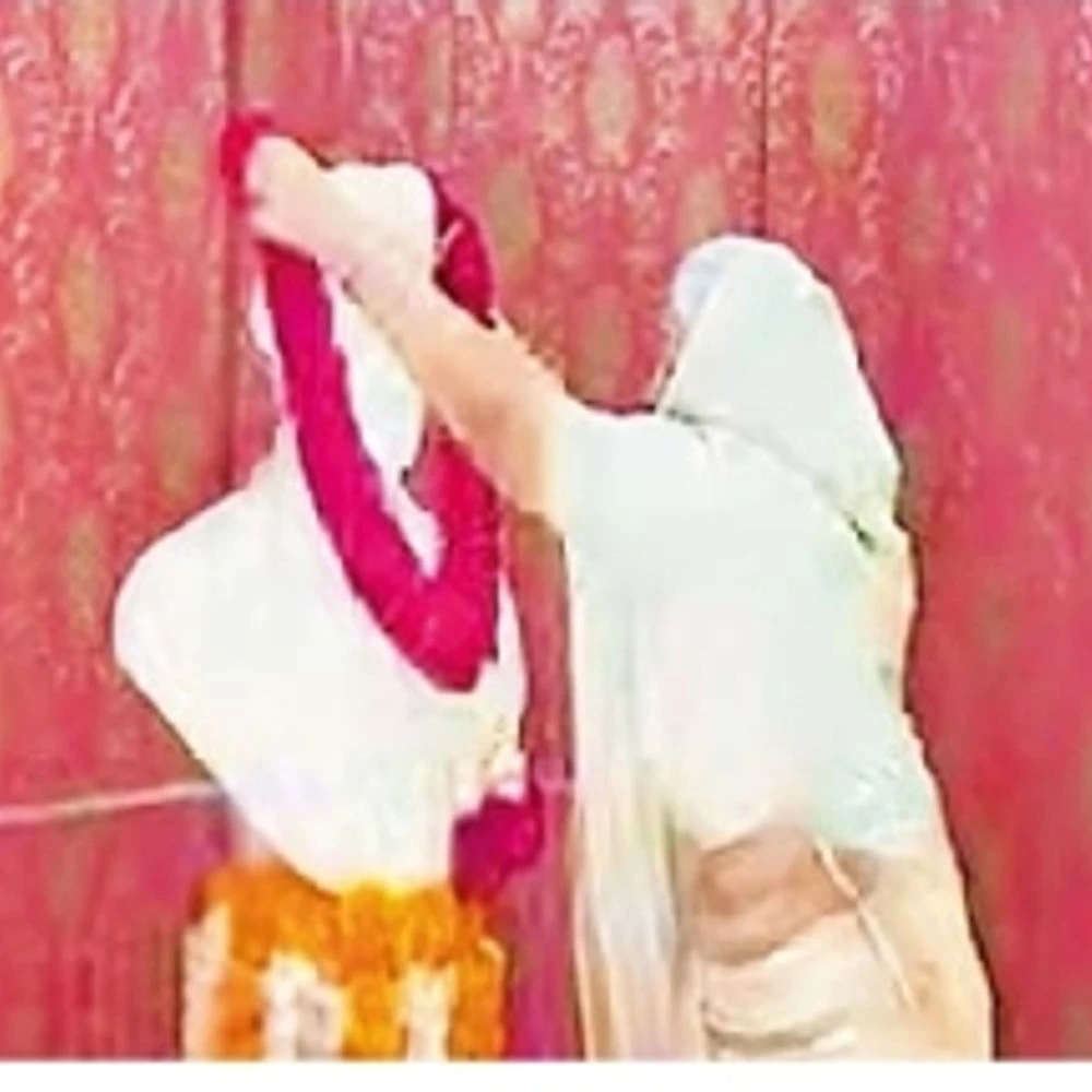 Pays floral tributes to Sir Sayajirao Gaekwad: Taking inspiration from Maharaj Saheb, we can make the city beautiful and orderly: Rajmata