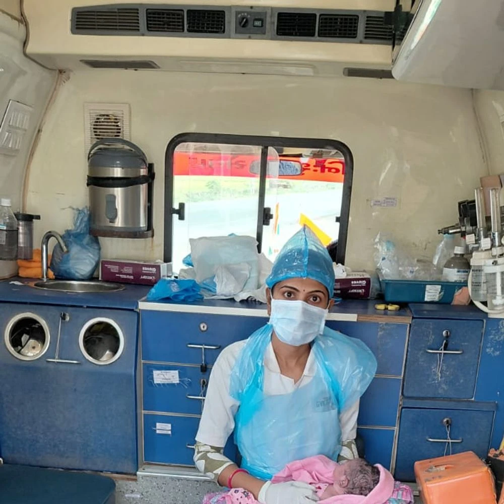 Adityana's pregnant woman suffered unbearable pain: 108 team successfully delivers pregnant woman in ambulance