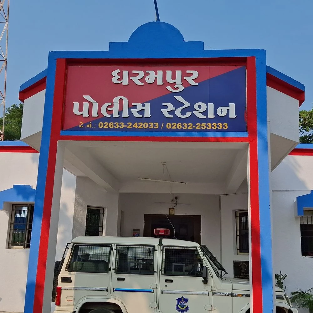 Failed attempt to steal from the locked bungalow of Additional Sessions Judge in Dharampur: Smugglers enter and scatter luggage; Police have registered a case and are investigating further.