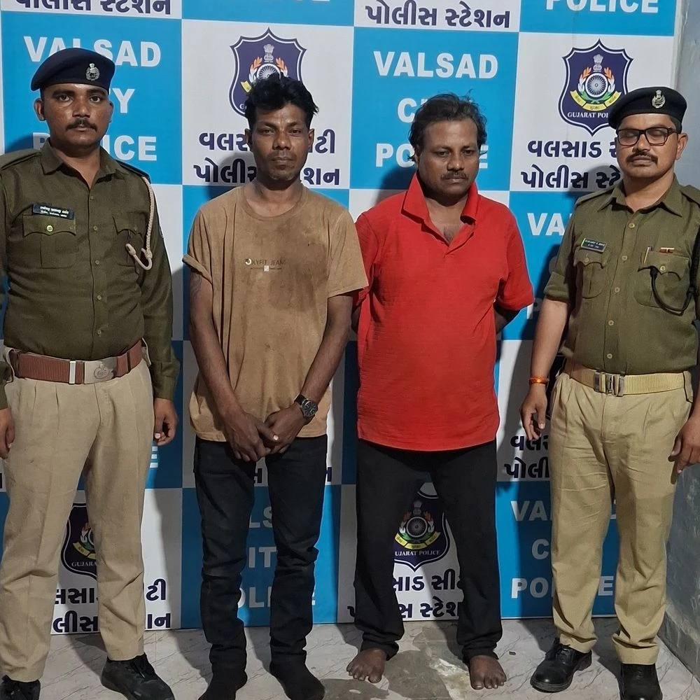 Liquor gathering at BSNL office in Valsad: Police raid two men found drunk when they opened the door of the office