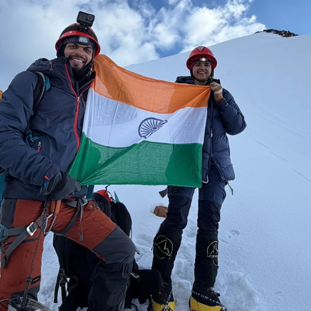'Mission Shakti - All Girls Friendship Peak Campaign' successfully completed: Girls including Nisha Kumari from Vadodara hoisted the victory flag on a 17,350-feet high peak in Himachal Pradesh's Mountain Range