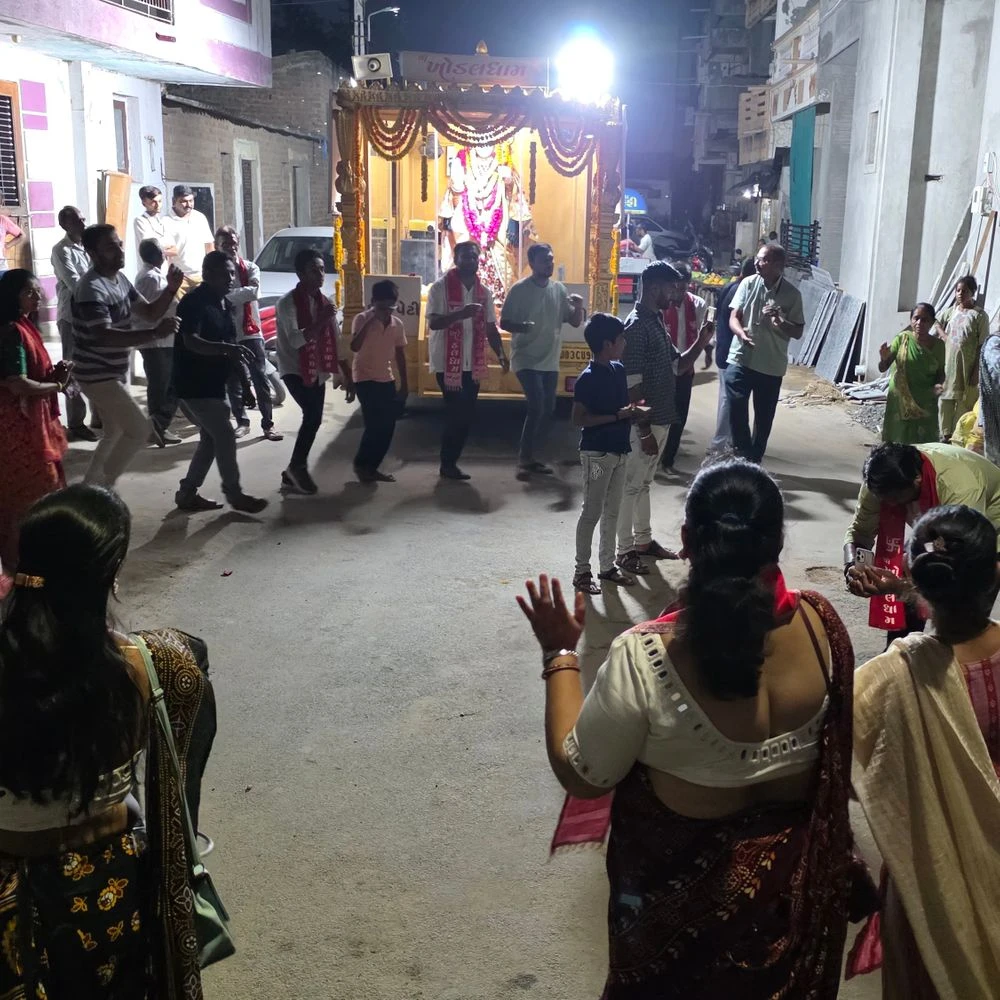 Khodaldham Dashabdi Mahotsav invitation Rath reaches Patan: Devotees welcome Mataji during the circumambulation of various roads of the city and perform mass aarti