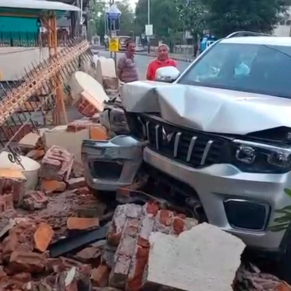 In Vadodara, a speeding car driver broke the wall of a house and entered the house, a major loss of life was averted