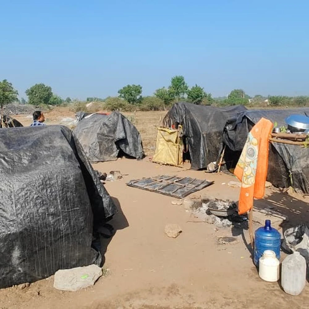 Two labourers feared to be buried in Choravira well: Land mafia burnt incense sticks as labourers could not be evacuated!