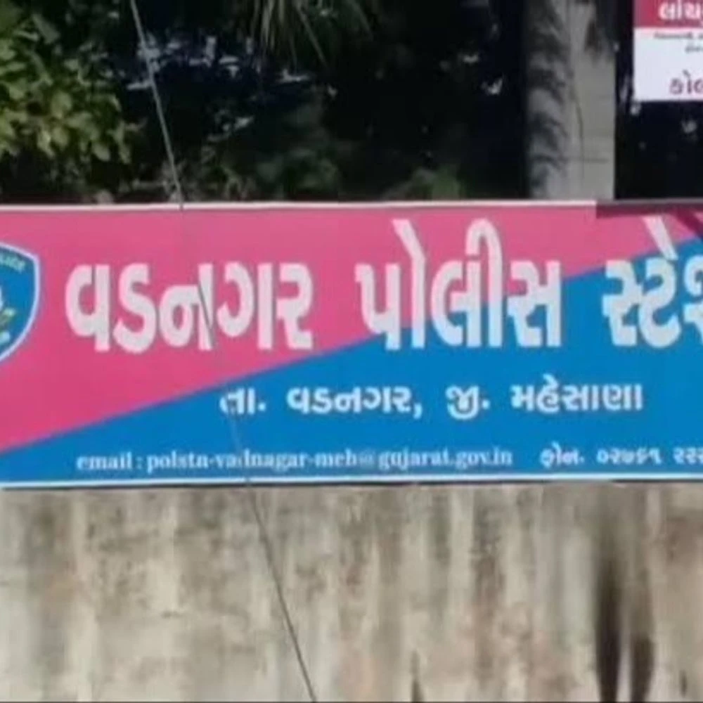 BJP corporator slapped and threatened to kill him in Modi's village: Congress member snatched whip from dandak's hand at Vadnagar Municipality general meeting, BJP member beaten up when he intervened