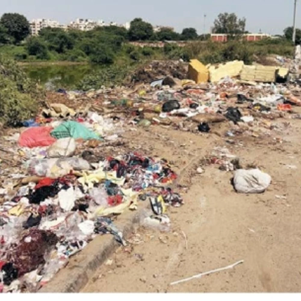 Heaps of garbage piled up near the open lake and a foul smell spread in the entire area: Dirt near the water distribution center in Ramol Hathijan ward, endangering the health of the people