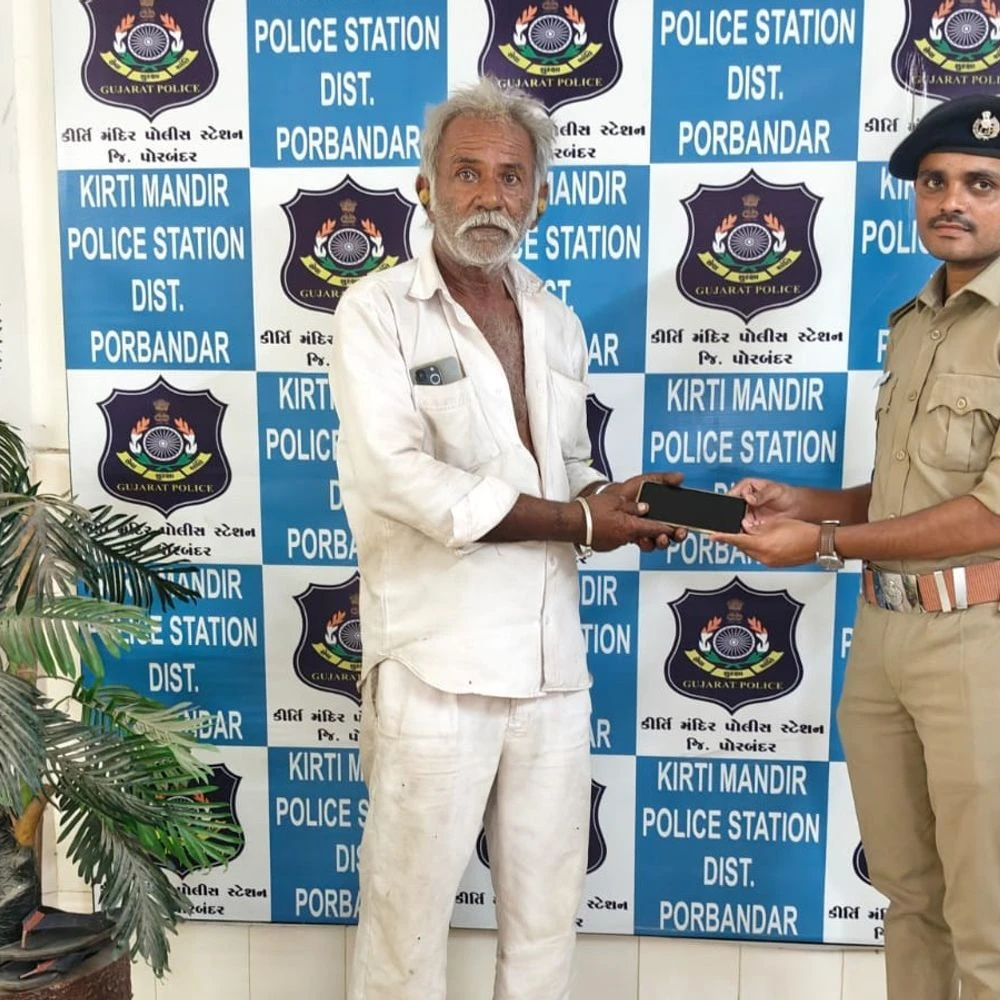 Porbandar police return 3 missing mobiles: Recovered from Kirtimandir area and handed over to the owners