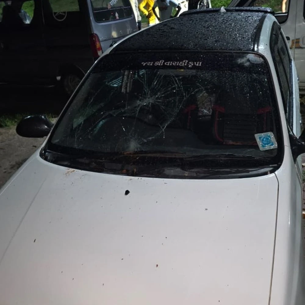Mehsana Taluka police lodge complaint against two men for breaking glass of car and stealing Rs 50,000