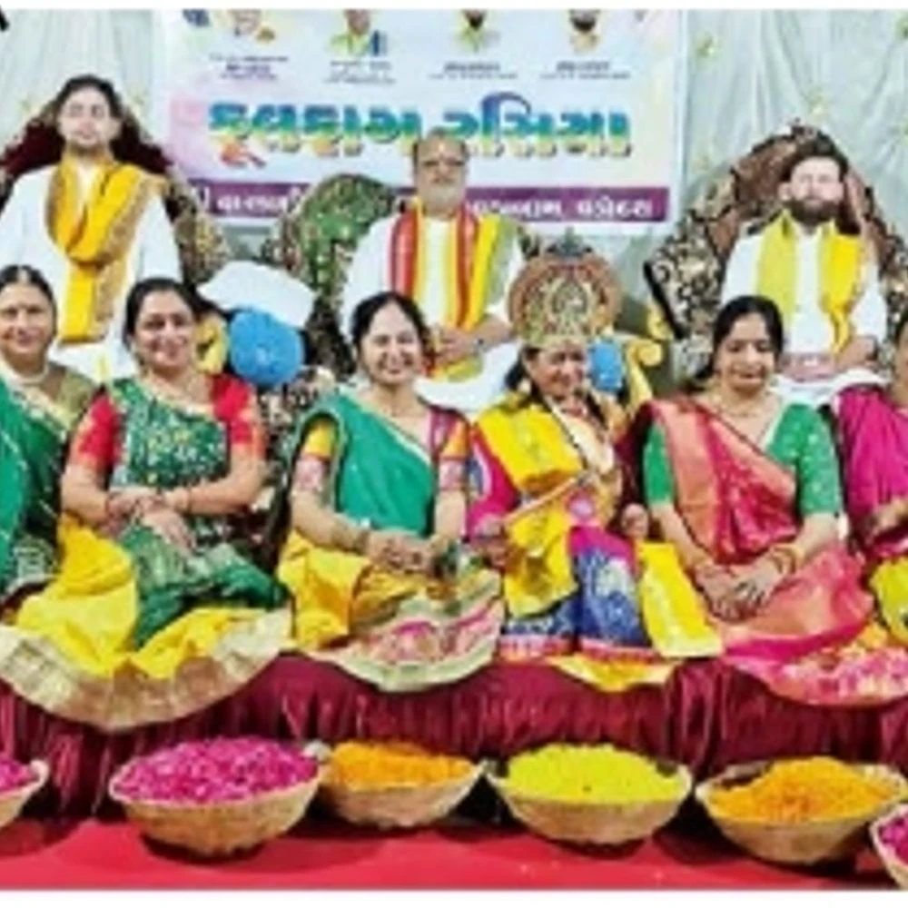 Holi Rasiya program held: Flowers showered on Vaishnava at Baithak Mandir