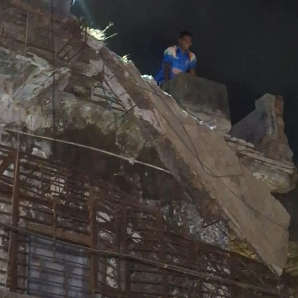 Slab of Indira Gandhi Shopping Centre in Valsad Municipality collapses: Debris falls on park moped on ground floor, major casualties averted; The municipality will conduct a structural audit