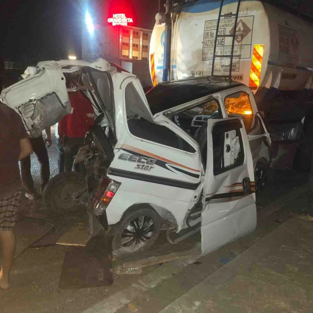 Six people, including four children of a family, were injured in a triple collision between a tanker, a truck and an Eco car near Kalol.