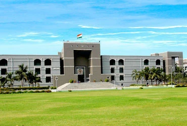Freezing of accounts without proving involvement in crime is a violation of constitutional right: Gujarat High Court