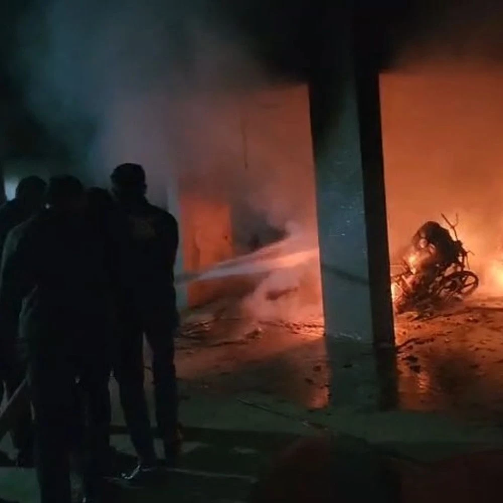 30 two-wheelers killed in Dream City apartment fire: Fire brigade rescues sick elderly woman and disabled man due to short circuit in electric meter