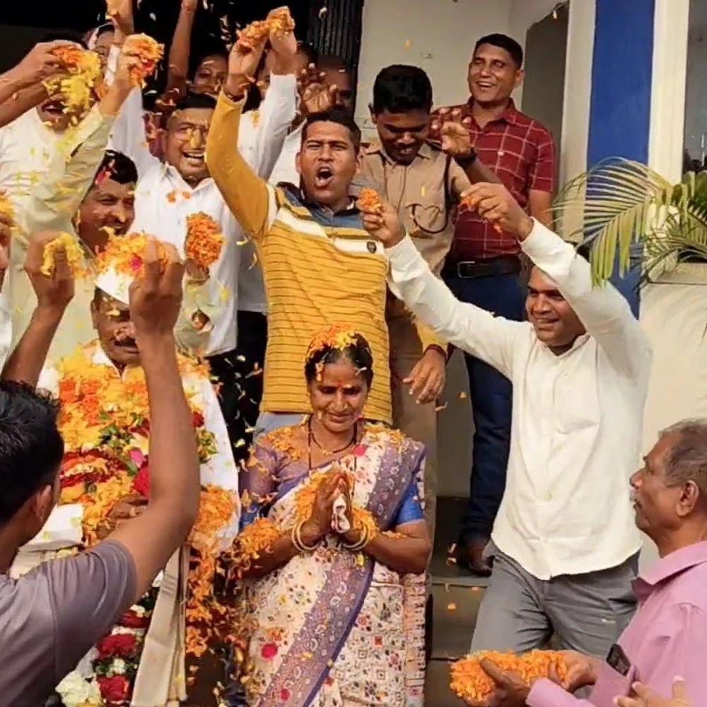 Two ASIs retired in Valsad, Kaprada: Emotional farewell ceremonies held in police stations