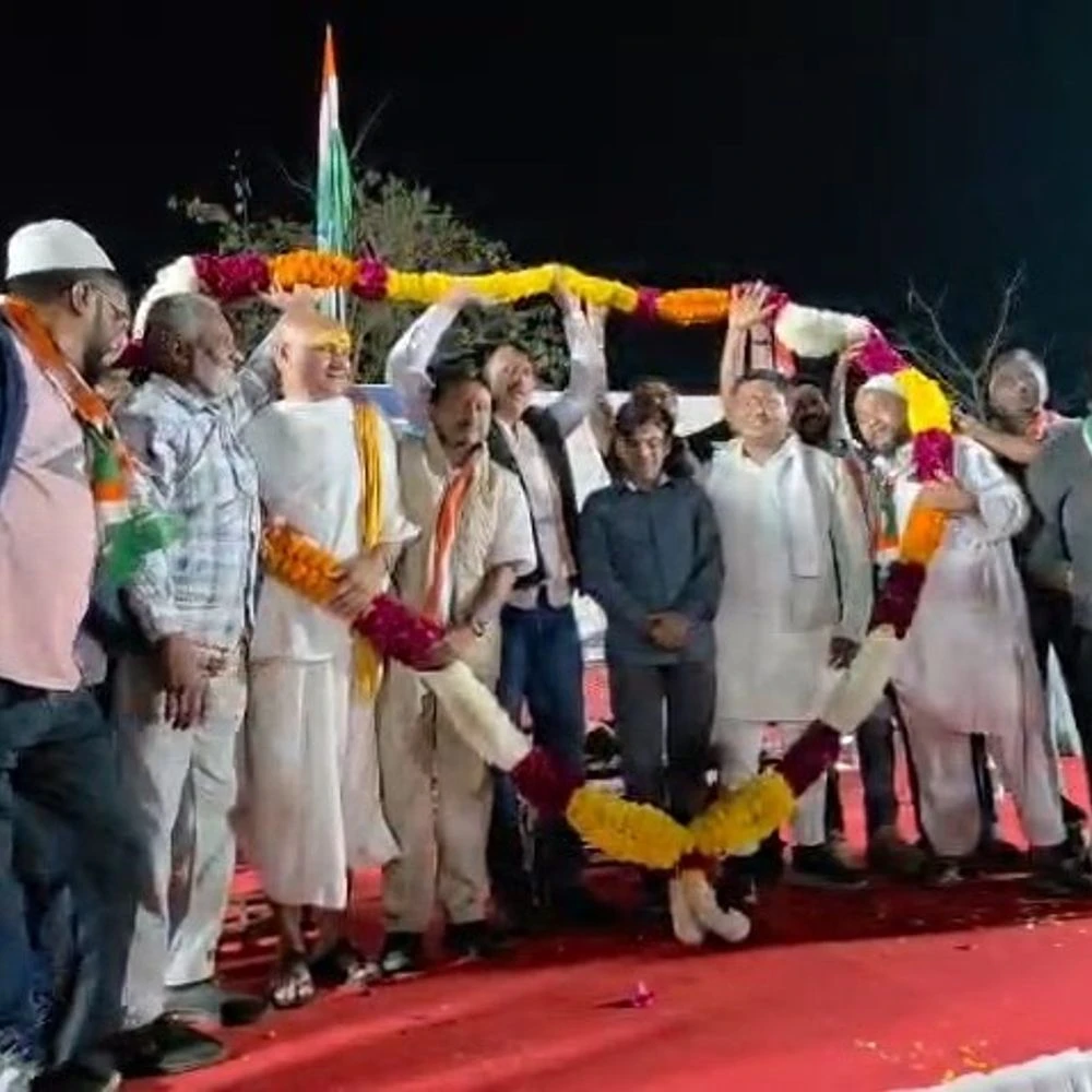 Congress's 'Jan Aakrosh Yatra' in South Gujarat: Amit Chavda calls AAP 'B team' of BJP, expresses concern over irregularities in Form No-7