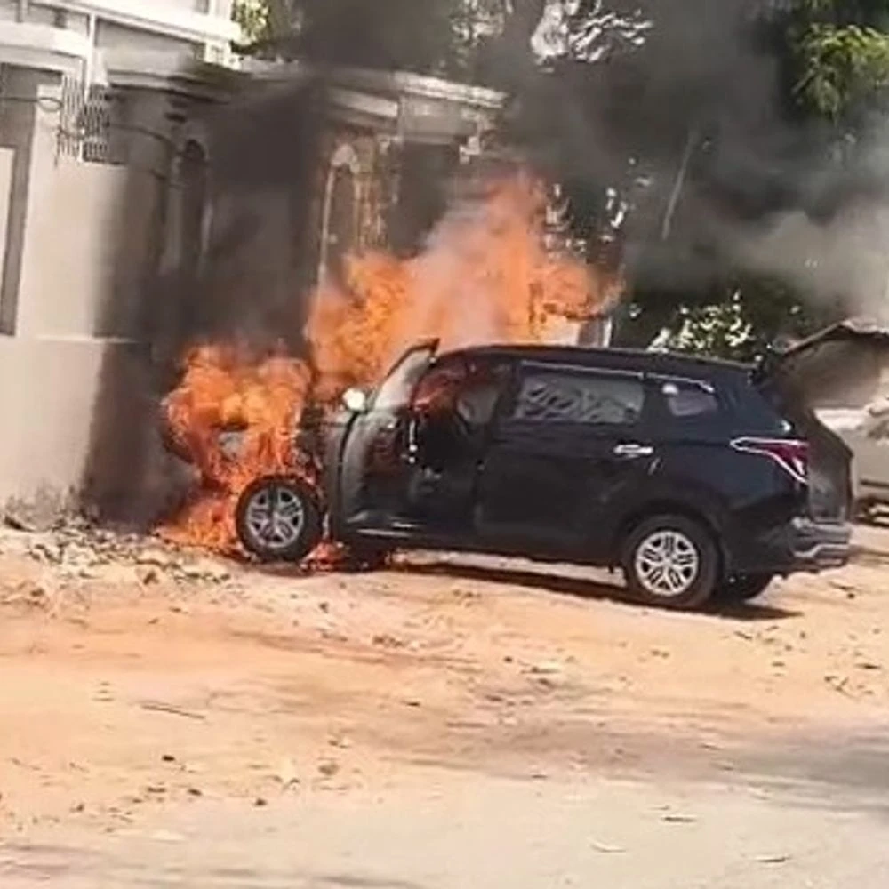 Fire breaks out in parked car behind Himmatnagar court complex; Reason intact