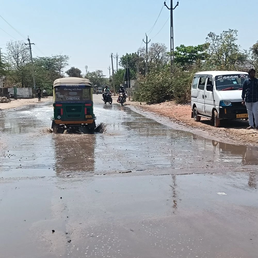 Pedestrians in trouble: Valve leakage on Palanpur-Janata Nagar road floods