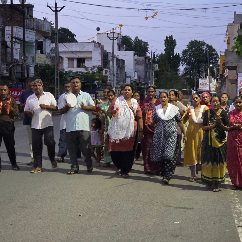 Prabhat Pheri starts from Ramji Mandir in Himmatnagar's Chhaparia: 52-year-old tradition of Shravan month continues in the month of Adhik Jeth
