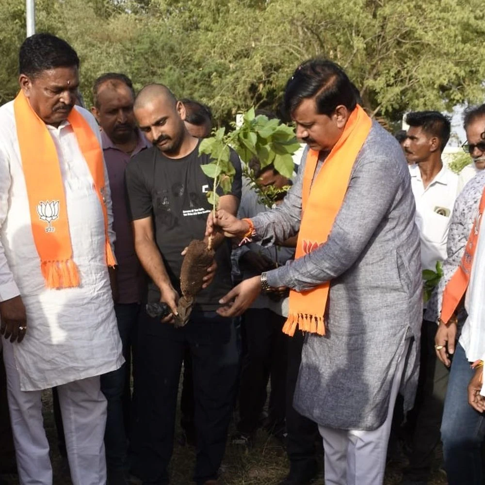 Prime Minister's 12-year celebration at Velavadar, Wadhwan: Tree plantation program held in the presence of Deputy Chief Inspector, MP