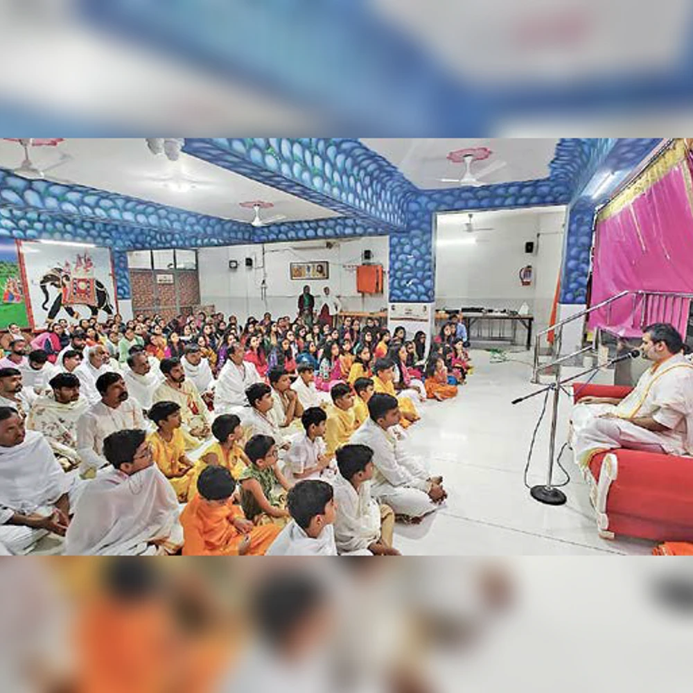 The Haveli complex echoed with the chants of 'Shri Krishna': More than 100 Vaishnavas were initiated by Vrajkumarji in Shrinathdham Haveli.