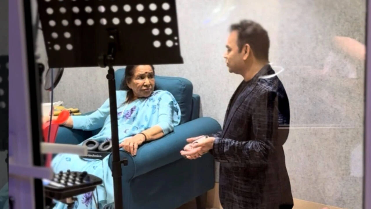 Asha Bhosle's pic with Rahman from her final recording surfaces online
