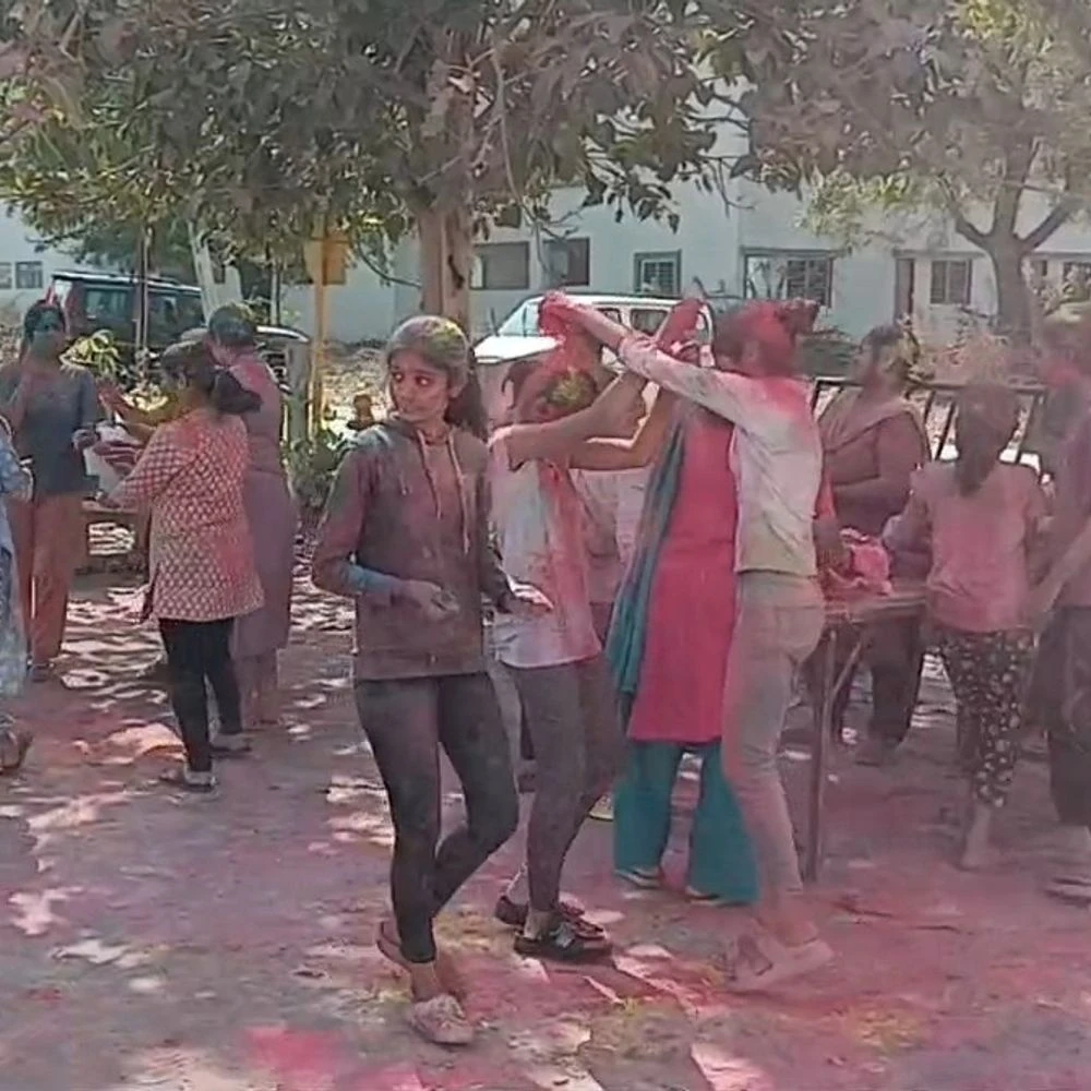 Junagadh: Amid tight police security, the residents of the city enjoyed the colour festival, garba and sweets of the Sindhi community along with the drums of Abeel-Gulal.